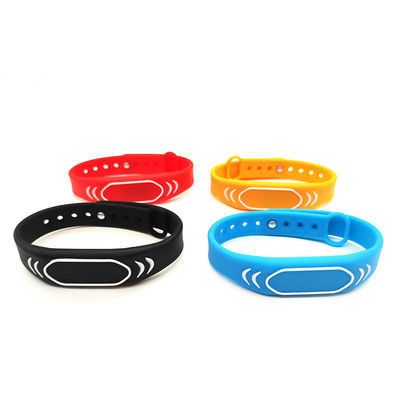 Personalize o punho do silicone de NFC para terrenos/parques de diversões